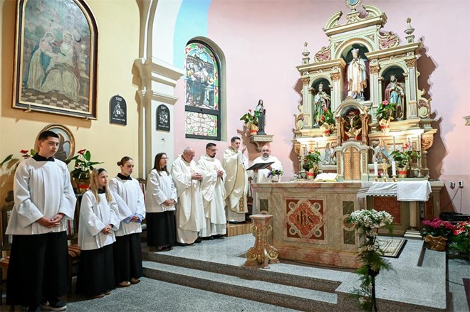 Blagoslov novoga oltara u kapeli sv. Ivana Nepomuka u Hodošanu